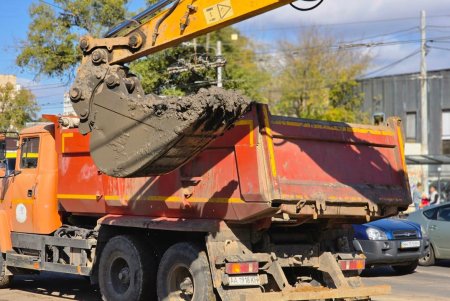 Тривають роботи з ліквідації аварії на водогоні в Одесі (фото)
