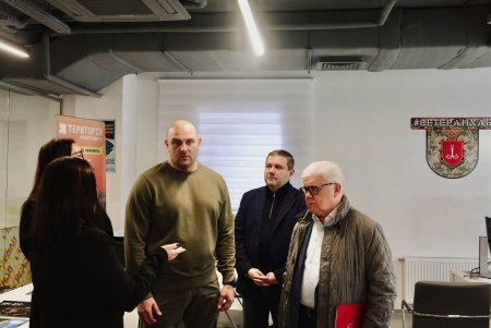 Начальник Одеської військової адміністрації ознайомився з роботою офісу «Хаб Ветеран» (фото)