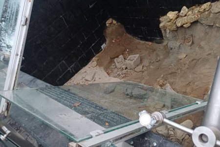На Приморському бульварі в Одесі знищено частину культурної спадщини: розбито музейний саркофаг (фото)