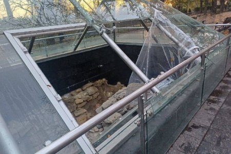 На Приморському бульварі в Одесі знищено частину культурної спадщини: розбито музейний саркофаг (фото)