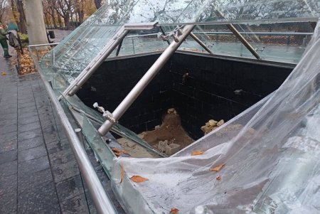 На Приморському бульварі в Одесі знищено частину культурної спадщини: розбито музейний саркофаг (фото)