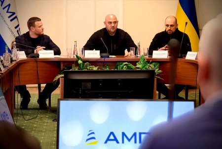 В Одесі провели зустріч зі стівідорними компаніями і керівництвом порту (фото) В Одесі провели зустріч зі стівідорними компаніями і керівництвом порту (фото)