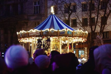 Головна ялинка засяяла в центрі Одеси (фото)