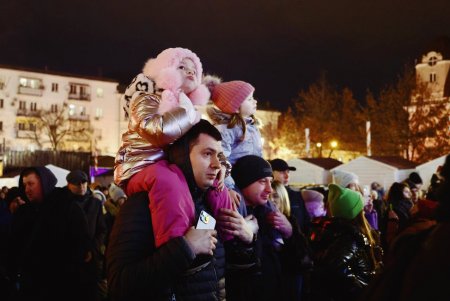 Головна ялинка засяяла в центрі Одеси (фото)