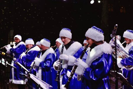 Головна ялинка засяяла в центрі Одеси (фото)