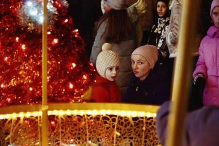 Головна ялинка засяяла в центрі Одеси (фото)