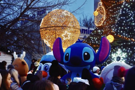 Головна ялинка засяяла в центрі Одеси (фото)