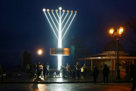 Перші свічки Ханукії запалили на Приморському бульварі Одеси (фото)