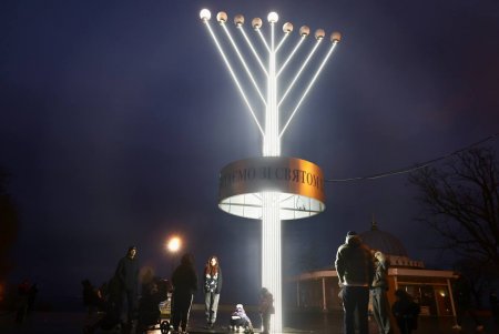 Перші свічки Ханукії запалили на Приморському бульварі Одеси (фото)