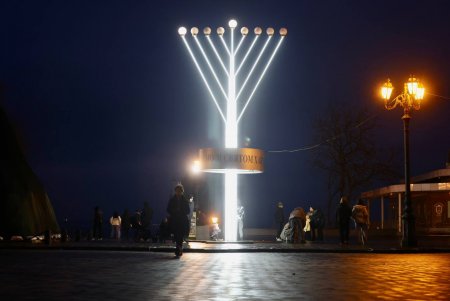 Перші свічки Ханукії запалили на Приморському бульварі Одеси (фото)