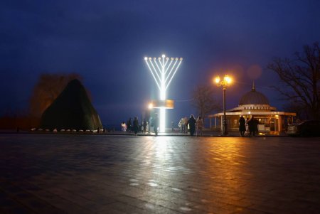 Перші свічки Ханукії запалили на Приморському бульварі Одеси (фото)