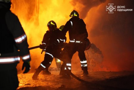 В Одесі ліквідовують наслідки атаки (фото) В Одесі ліквідовують наслідки атаки (фото)