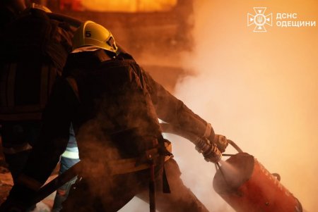 В Одесі ліквідовують наслідки атаки (фото) В Одесі ліквідовують наслідки атаки (фото)