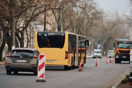 В Одесі у робочі дні працюють соціальні автобуси (фото) В Одесі у робочі дні працюють соціальні автобуси (фото)