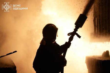 Ворог продовжує масовані атаки на Одесу: є пошкодження (фото)