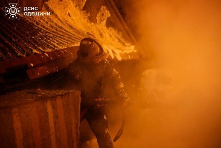 Ворог продовжує масовані атаки на Одесу: є пошкодження (фото)