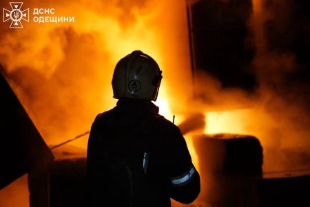 Ворог продовжує масовані атаки на Одесу: є пошкодження (фото)