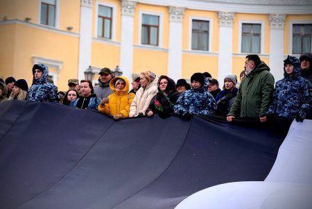 На Потьомкінських сходах в Одесі розгорнули величезний Прапор надії (фото, відео)