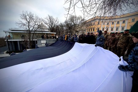 На Потьомкінських сходах в Одесі розгорнули величезний Прапор надії (фото, відео)