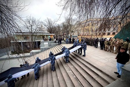На Потьомкінських сходах в Одесі розгорнули величезний Прапор надії (фото, відео)