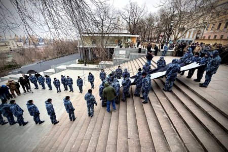 На Потьомкінських сходах в Одесі розгорнули величезний Прапор надії (фото, відео)