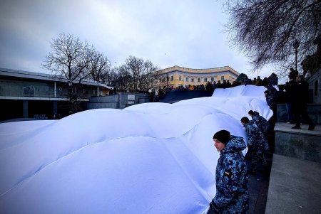 На Потьомкінських сходах в Одесі розгорнули величезний Прапор надії (фото, відео)