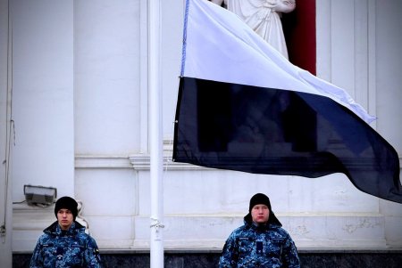 На Потьомкінських сходах в Одесі розгорнули величезний Прапор надії (фото, відео)