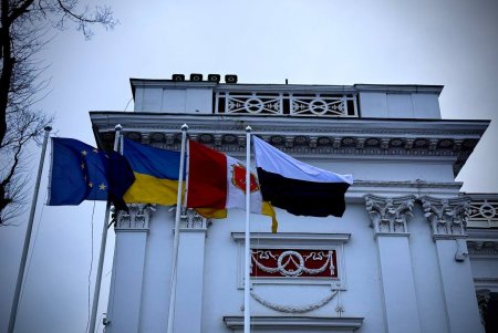На Потьомкінських сходах в Одесі розгорнули величезний Прапор надії (фото, відео)
