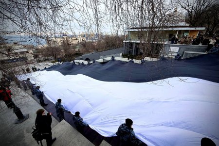 На Потьомкінських сходах в Одесі розгорнули величезний Прапор надії (фото, відео)