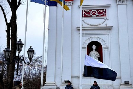 На Потьомкінських сходах в Одесі розгорнули величезний Прапор надії (фото, відео)