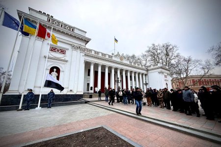 На Потьомкінських сходах в Одесі розгорнули величезний Прапор надії (фото, відео)
