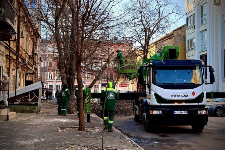 В Одесі ліквідовують наслідки ворожої атаки на місто (фото)