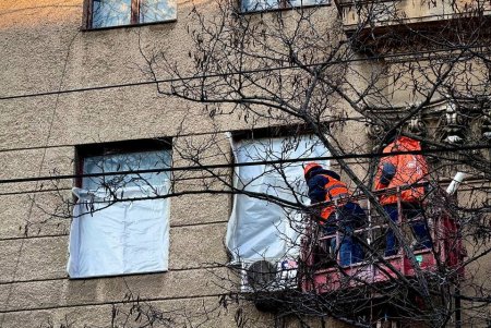 В Одесі ліквідовують наслідки ворожої атаки на місто (фото)