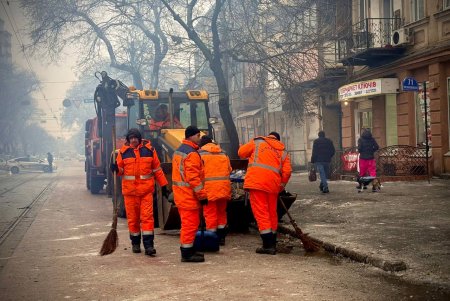 В Одесі ліквідовують наслідки нічної атаки (фото) В Одесі ліквідовують наслідки нічної атаки (фото)
