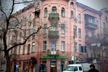 В Одесі ліквідовують наслідки нічної атаки (фото) В Одесі ліквідовують наслідки нічної атаки (фото)