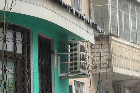 Міська влада нагадує про небезпеку падіння бурульок з дахів (фото)