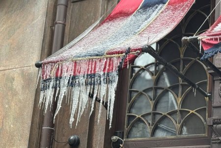 Міська влада нагадує про небезпеку падіння бурульок з дахів (фото)