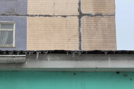 Міська влада нагадує про небезпеку падіння бурульок з дахів (фото)