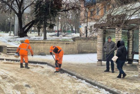 Одеські комунальники проводять роботи з благоустрою міста (фото)