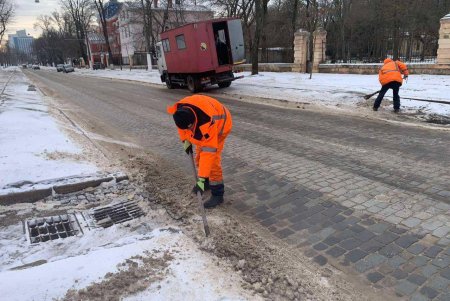 Одеські комунальники проводять роботи з благоустрою міста (фото)