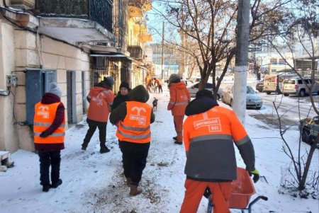 Одеські комунальники проводять роботи з благоустрою міста (фото)