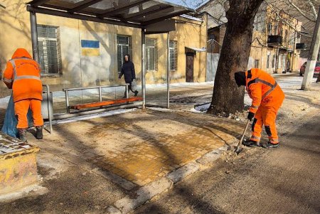 Одеські комунальники проводять роботи з благоустрою міста (фото)