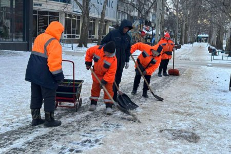 Одеські комунальники проводять роботи з благоустрою міста (фото)