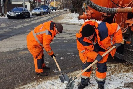 Одеські комунальники проводять роботи з благоустрою міста (фото)