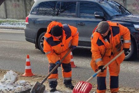 Одеські комунальники проводять роботи з благоустрою міста (фото)