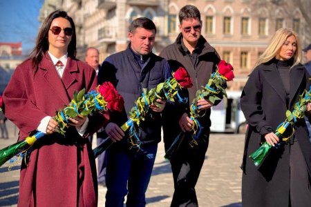 Одесити поклали квіти до пам'ятника Великому Кобзареві (фото)