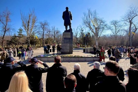 Одесити поклали квіти до пам'ятника Великому Кобзареві (фото)