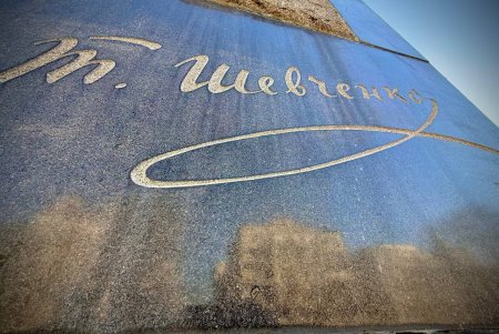 Одесити поклали квіти до пам'ятника Великому Кобзареві (фото)