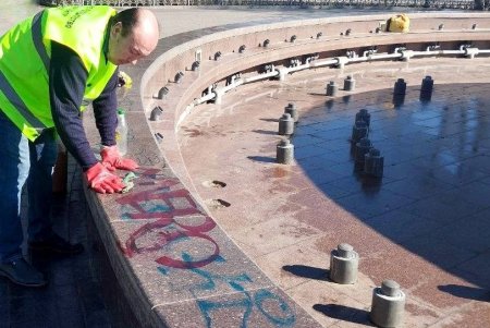 Фонтан на Кримському бульварі постраждав від вандалів (фото)