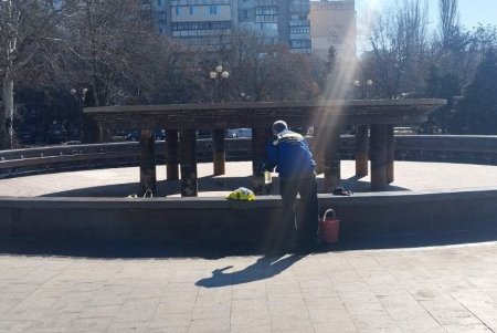 Фонтан на Кримському бульварі постраждав від вандалів (фото)